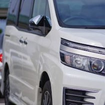 トヨタ「ヴォクシー大刷新モデル」ガソリン車廃止とガッツリ先進化がやるせない「昨年９月の改良モデルが半年で旧型に」の残酷度