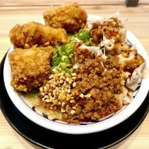 【潜入実食ガチレポ】「はなまるうどん」総重量１キロ＆肉320グラムの超デカ盛りは「苦しまずに完食」！