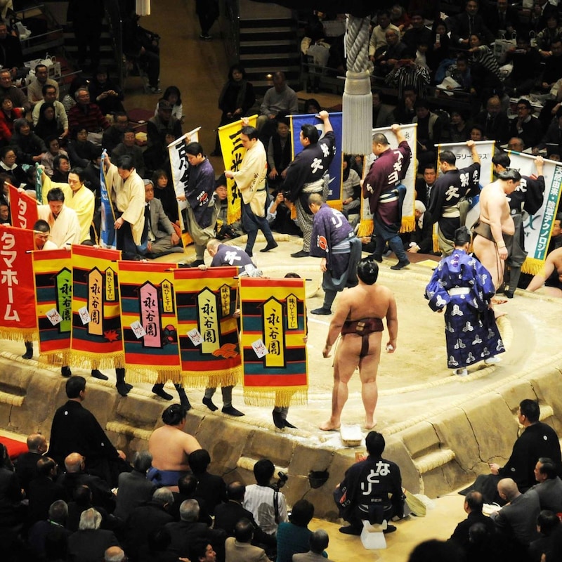 大相撲夏場所で「懸賞が最多記録」休場の連続で「かけ替え」だらけ!作業場「西花道ウラ」のパニック現場