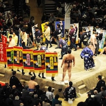 大相撲夏場所で「懸賞が最多記録」休場の連続で「かけ替え」だらけ！作業場「西花道ウラ」のパニック現場