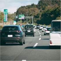 サービスエリアに花火大会「タダ見」が溢れ返って大渋滞！全国に広がる規制・全面閉鎖の動き