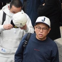 【目撃撮】人気お笑い芸人、あの「レジェンドの息子」俳優も…WBCで東京ドーム「関係者入り口」に現れた意外な有名人たち