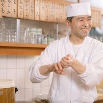 「M-1」優勝候補エバースが料理漫画家を激怒させた「寿司の板前ネタ」俗説問題