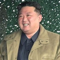 北朝鮮・金正恩の「わんにゃんアピール」大作戦！「犬肉料理店」大々的オープン直後にペットショップで「白い子犬」を抱き上げ…