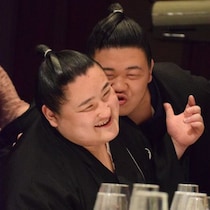 角界の若手ホープ・藤ノ川の「酩酊姿」をキャッチ！先輩の結婚式で酔っぱらって「キス魔」に変身した一部始終