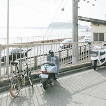 自転車「違反取り締まり強化」が窮屈なので…ホンダ「電動スクーター」ガソリンいらず「81キロ走行」のウマイ使い方