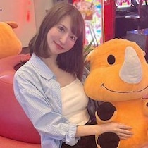 「アサ芸ギャンブル部」〈パチスロ修業中の“グラドルパチンコライター”椎名あき 夢の万枚を目指して「オカルト打法」で奮闘中！〉（2）