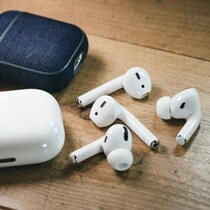 ただのオジサンを「イケオジ」に変貌させる「ワイヤレスイヤホン」差し色テクは「イタリア人がよく使う手」