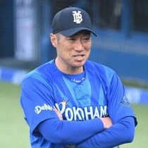 DeNA・相川亮二は山本祐大の放出で…／プロ野球ルーキー監督「奮闘指揮の明暗」（2）