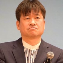顎を触って「深刻なハラスメント」佐藤二朗VS橋本愛のドラマ場外乱闘「身体接触制限があるのに夫婦共演」の不思議