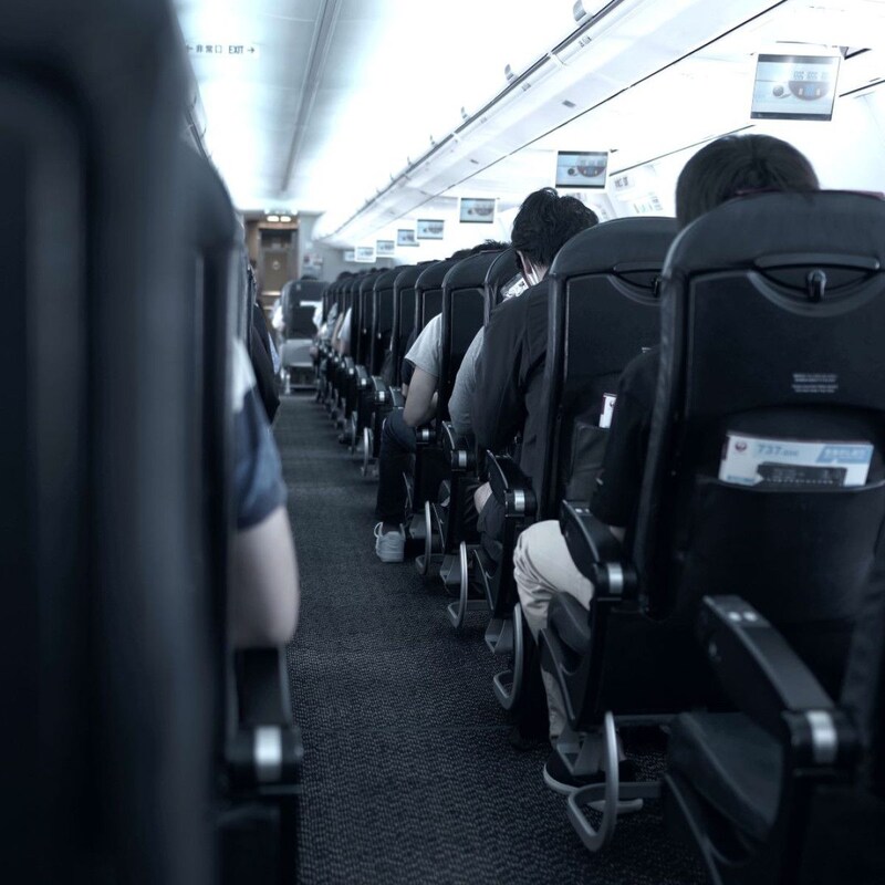 どうする!? 飛行機の座席「赤ちゃんブロック」に遭遇したら…正しい対処法とトラブル回避術