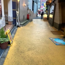 大阪・梅田「道路を黄色く塗ったら立ちんぼがいなくなる」の結果は…アメリカン通り「取り締まり攻防」第２ラウンド