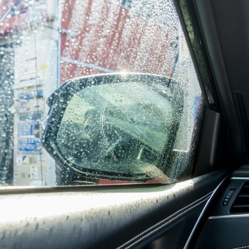 雨上がりの強い太陽光が愛車をダメにする!真夏に「絶対にやってはいけないウロコ洗車」と「メンテナンス鉄則」