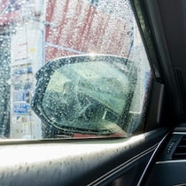雨上がりの強い太陽光が愛車をダメにする！真夏に「絶対にやってはいけないウロコ洗車」と「メンテナンス鉄則」