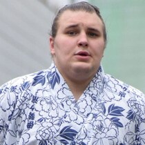【名古屋場所】ケガまみれの安青錦が「10勝で大関復帰」を手中にした「スペシャリスト・安治川親方」の手腕「東京から異例の医師呼び寄せ」「専門的テーピング」