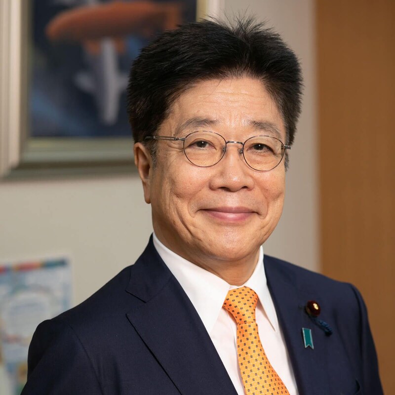 気になる著者に直撃!〈加藤勝信〉剛毛の「たわし頭」もネタに!　自己発信が政治家の武器になる