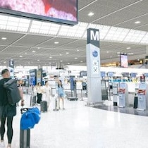 知らないと超危険!! 空港で絶対にやってはいけない「善意の行動」荷物を預かったらトラブル・犯罪に巻き込まれ…