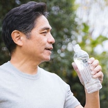 その「水分の取り方」は逆効果！熱中症回避の酷暑に降りかかる「ペットボトル症候群」のワナ