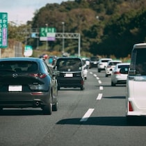 【ドライバー必読】お盆休みの「高速道路大渋滞」をバッチリ回避する「スマートIC」抜け道ルート活用と「時間術」