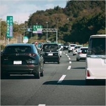スピード違反の最新「検挙基準」が判明！「一般道15キロ超・高速道25キロ超」でも覆面パトが…