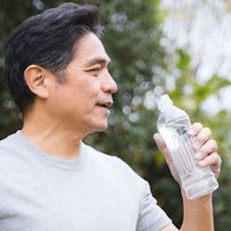 その「水分の取り方」は逆効果！熱中症回避の酷暑に降りかかる「ペットボトル症候群」のワナ