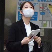 【目撃撮】日本テレビ・髙橋優菜アナの新人研修姿をキャッチ！大型新人でも初々しさが漂う“手持ち無沙汰”な光景