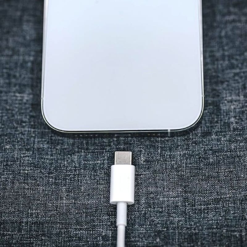 外出先に設置されたUSBケーブルに接続・充電したら…スマホ・PC「勝手に文字入力」「画面が動く」「パスワード流出」