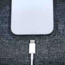 外出先に設置されたUSBケーブルに接続・充電したら…スマホ・PC「勝手に文字入力」「画面が動く」「パスワード流出」