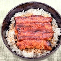 「鰻丼」を考案した江戸時代の芝居興行主「大久保今助」２つのオモシロ説「船が出るぞ！」の声に慌てて…
