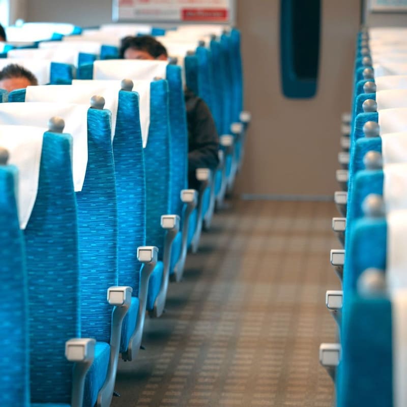 お盆の新幹線で繰り返される自由席争奪「非常識バトル」リュックでブロック・ベビーカー遮断・次の駅で友人が…の無法地帯