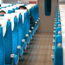 お盆の新幹線で繰り返される自由席争奪「非常識バトル」リュックでブロック・ベビーカー遮断・次の駅で友人が…の無法地帯
