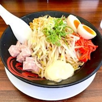 【潜入実食！ガチレポ】「魁力屋」総重量700グラムのガッツリ系「冷やし中華」醤油のキレと背脂の「冷やしまぜそば風」かと思ったら…