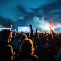 「ライブ会場で痴漢事件」ロックバンドAlexandrosが呼びかけた「観客の協力」と「演奏中止」
