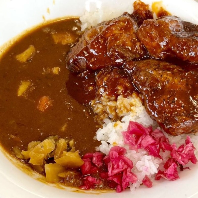 【潜入実食ガチレポ】これは某肉塊カレーのパクリなのか…「すき家」の「ポークロックカレー」は「本家」を超えていた