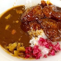 【潜入実食ガチレポ】これは某肉塊カレーのパクリなのか…「すき家」の「ポークロックカレー」は「本家」を超えていた