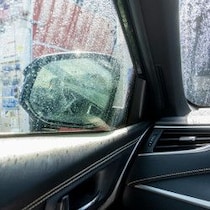 梅雨時にストレスがたまる「洗車の大問題」を格安解決「水アカ・タール・黒すす・黄ばみ」を消す「コメリの洗浄剤」争奪戦