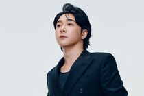 【画像】え…っ？　「渋いイケオジ」「サングラス似合う」　こちらが「いせたくや」のモデル、やなせたかしさんの盟友「いずみたくさん」の姿です