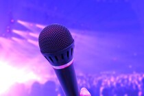 「みんな信じてくれないけど…」　人気アニメ主題歌アーティストの“本名”にファン驚愕　パスポート公開で証明