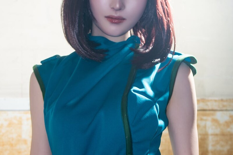 『Zガンダム』エマ中尉のコスプレイヤーが美しすぎっ！　麗しいノースリーブ制服姿に「見惚れちゃう」