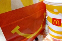 部屋の“すみっこ”に黒い塊!?　マクドナルド公式の“コラボ匂わせ”に「知ってる」「可愛い」ファン歓喜