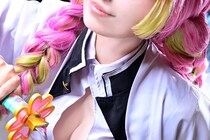 【画像】え…っ！「年齢を超えた美しさ」こちらが45歳でコスプレを始めた『鬼滅』甘露寺蜜璃のコスプレ写真です（4枚）