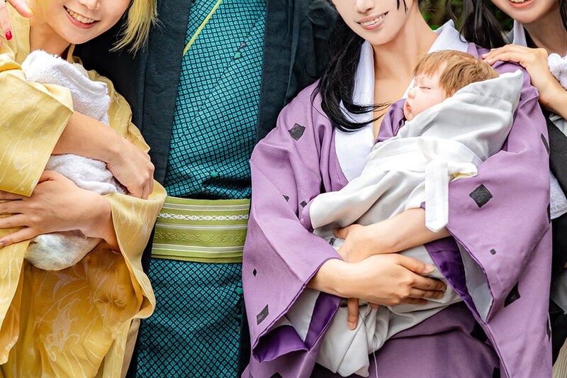 『鬼滅の刃』宇髄天元と3人のお嫁さんとのコスプレ写真に反響　「ステキ」「完ぺきな家族写真」