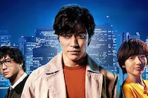 「足なっが！」　鈴木亮平が『シティーハンター』原画展の“W冴羽リョウ”ショット公開し反響