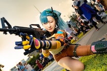 『ドラゴンボール』ブルマのコスプレイヤーがクオリティー高過ぎ！　躍動感あふれるナイスポーズ