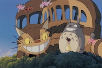 「まさに秋の芸術」落ち葉で出来た『となりのトトロ』ネコバスが”まるで本物”なクオリティ