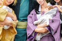 『鬼滅の刃』宇髄天元と3人のお嫁さんとのコスプレ写真に反響　「ステキ」「完ぺきな家族写真」