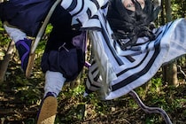 「躍動感やばっ！」『鬼滅の刃』伊黒小芭内の“空中戦闘シーン”再現コスプレに「すごい」「合成と思ったら…」