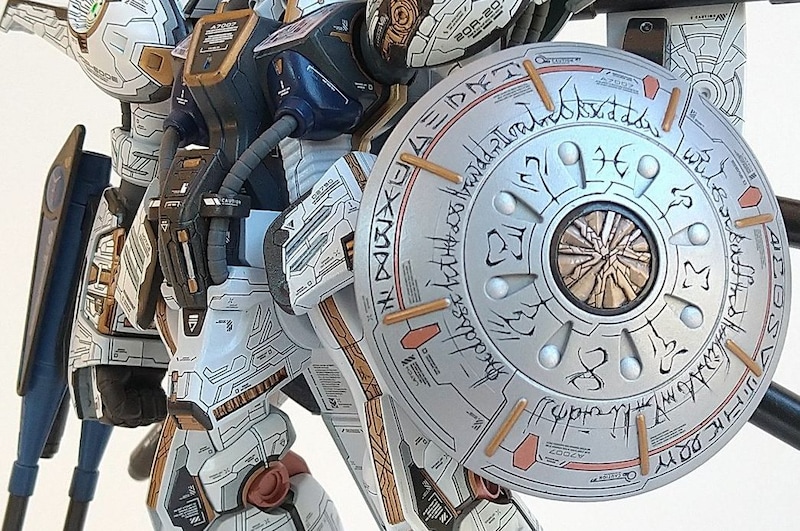 「神々しすぎる…」『ガンプラ』パラス・アテネが“古代兵器”に変貌！緻密すぎるスジ彫りに「なんてキレイなロボット」