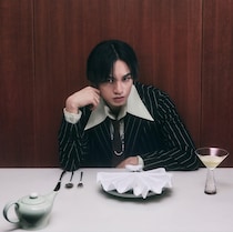 「また神グッズかよ」中島健人さんの“公式グッズ”に「ガチオタク過ぎ」「セーラームーンかと思いきや…」と大反響