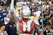『ウルトラマン』がドジャース始球式で背負い投げ　やられたバルタン星人「謝ってる(笑)」「かわいい」
